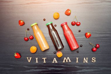 Meyve ve yazıt vitaminler siyah ahşap zemin