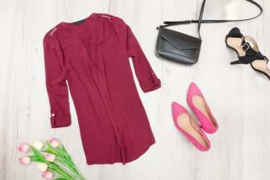 Moda kavramı. Bordo bluz, el çantası, pembe ve siyah ayakkabı