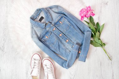 Kot ceket, beyaz spor ayakkabı ve pembe Şakayık. Beyaz arka plan