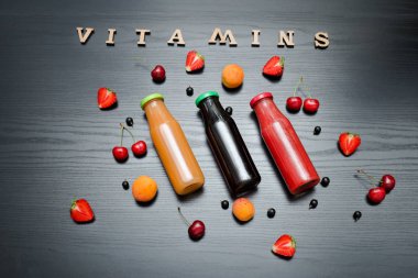 Meyve ve yazıt vitaminler siyah ahşap zemin