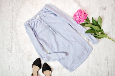 Mavi bluz, siyah ayakkabı ve pembe Şakayık. Moda kavramı