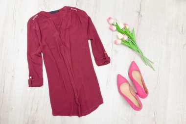 Moda kavramı. Bordo bluz, pembe Ayakkabı ve laleler.