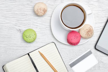 Planlama. Tatlı, bir not defteri, bir kredi kartı ile kahve bir fincan