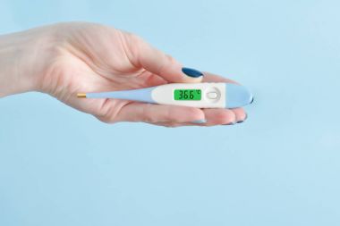 Elektronik termometre içinde bir el. Normal sıcaklık