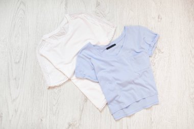 Ahşap arka plan üzerinde beyaz ve mavi tee gömlek