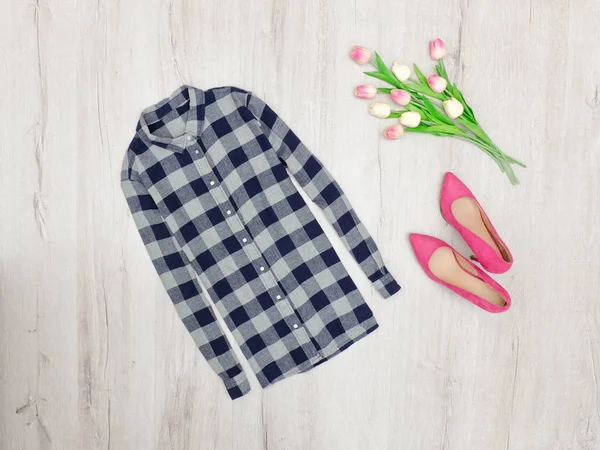 Conceito de moda. Camisa xadrez, sapatos rosa e tulipas — Fotografia de Stock