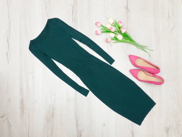 Έννοια της μόδας. Πράσινο φόρεμα με μανίκια, ροζ παπούτσια και τουλίπες — Φωτογραφία Αρχείου