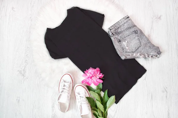 T-shirt nera, pantaloncini grigi, sneakers bianche e peonia rosa — Foto Stock