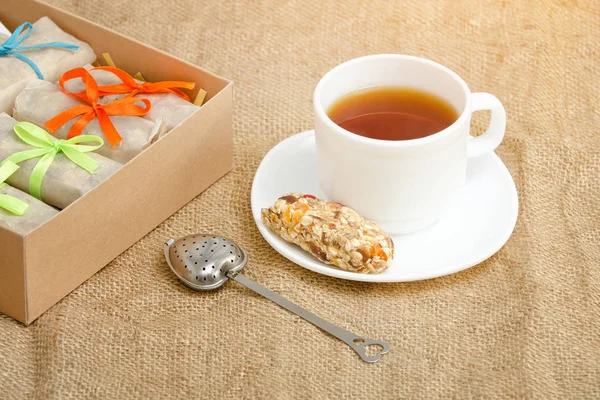 Teetasse, eine Tafel Müsli und Riegelschachteln. Sacktuch — Stockfoto