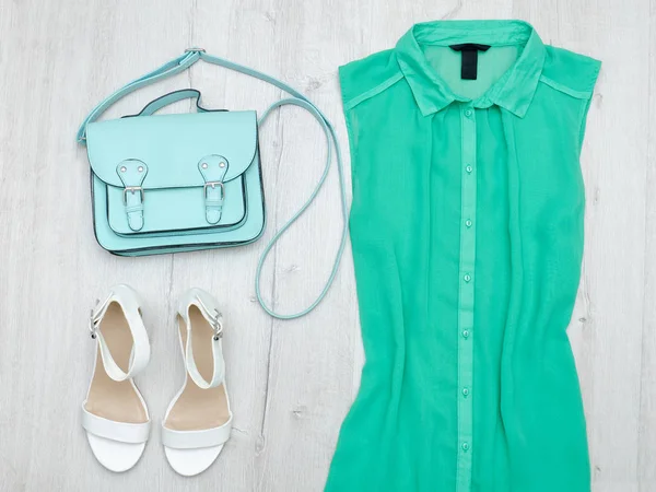 Groene blouse, witte schoenen en tas van de munt. Modieuze concept. — Stockfoto