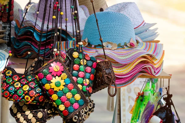 Bolsas y sombreros multicolores. Mercado callejero. De cerca. — Foto de Stock