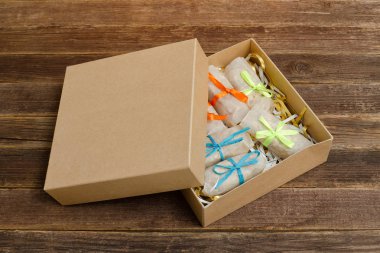 Kutu ambalajlı tatlılar. Barlar. Ahşap masa. Metin için yer