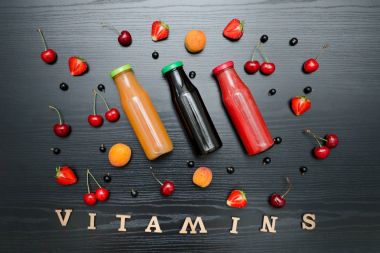 Meyve ve yazıt vitaminler siyah ahşap zemin