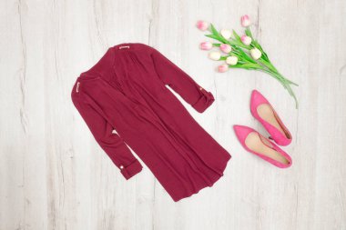 Moda kavramı. Bordo bluz, pembe Ayakkabı ve laleler