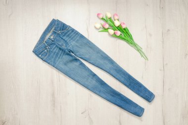 Mavi jeans ve Lale buketi. Moda kavramı