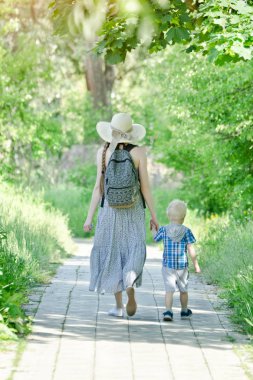 Anne ve oğlu yolun parkta yürüyorduk. Arkadan Görünüm