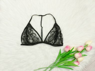 Siyah dantel korse ve üzerinde beyaz kürk Lale buketi. Yakın çekim