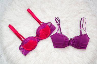 Beyaz kürk iki renkli sutyen. Moda kavramı