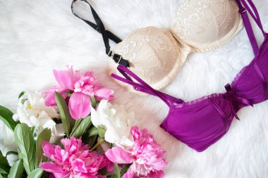 Beyaz kürk iki sutyen. Peonies buket. Moda kavramı