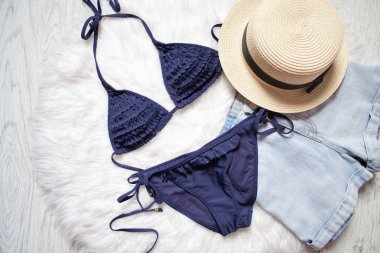 Mavi mayo, hasır şapka ve kot şort. Beyaz arka plan üzerinde kürk