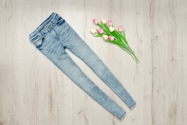 Mavi jeans ve Lale buketi. Moda kavramı