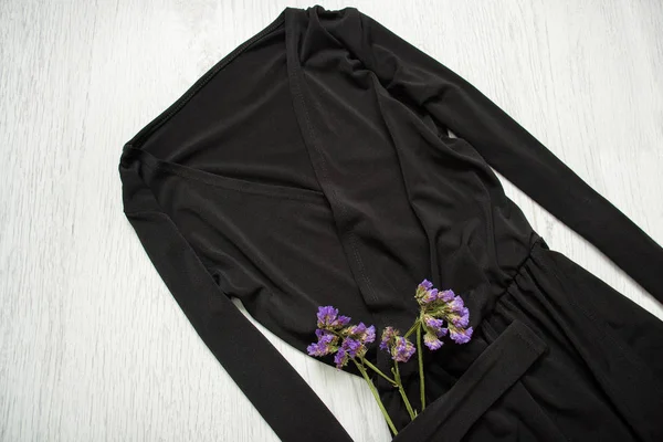 黒のドレスの袖と野生の花。ファッショナブルな概念 — ストック写真