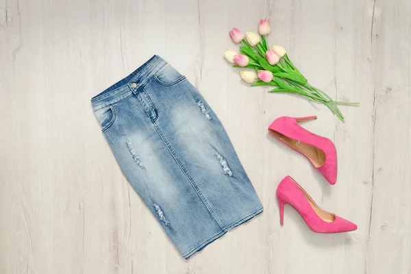 Blauer Jeansrock, rosa Schuhe und ein Strauß Tulpen — Stockfoto