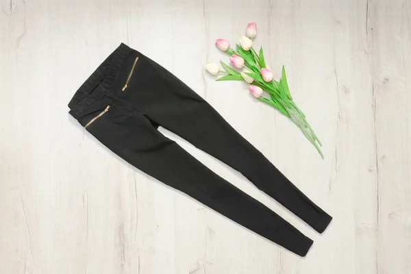 Schwarze Hosen und ein Strauß Tulpen. Modisches Konzept — Stockfoto