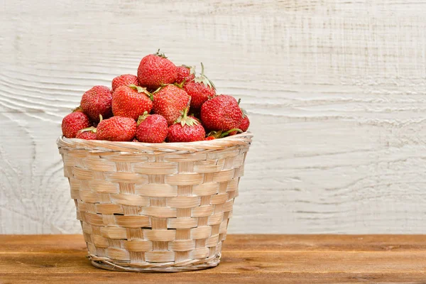 白色木质背景的成熟草莓篮. — 图库照片
