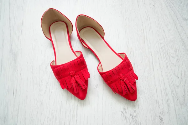 Sapatos abertos vermelhos em um fundo de madeira leve. Vista superior — Fotografia de Stock