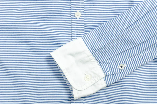 Rękaw niebieskie i białe pasiastą koszulę. Szczegóły. — Zdjęcie stockowe