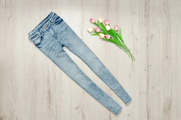 Calça jeans azul e buquê de tulipas. Conceito na moda — Fotografia de Stock