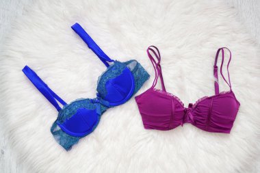 Beyaz kürk iki renkli sutyen. Moda kavramı