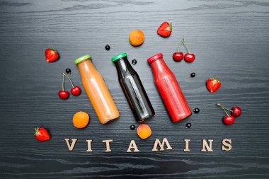 Meyve ve yazıt vitaminler siyah ahşap zemin