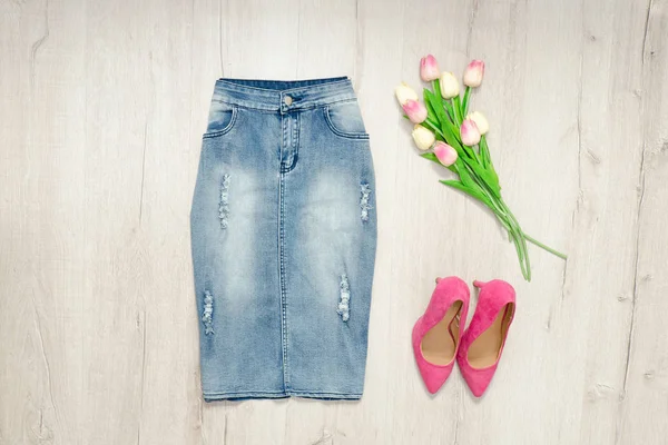 Spódniczka dżinsowa niebieskie, różowe buty i bukiet tulipanów — Zdjęcie stockowe