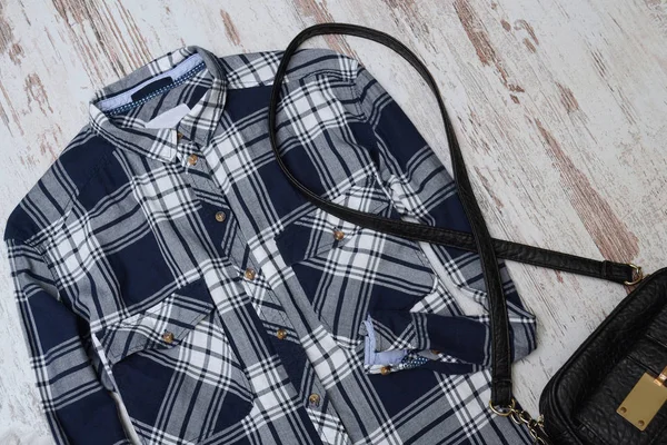 格子縞のシャツとのハンドバッグ。木製の背景。ファッショナブルな概念 — ストック写真