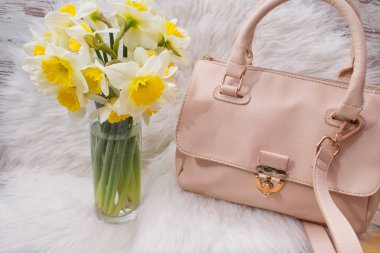 Pembe hahdbag ve Nergis beyaz kürk üzerinde buket