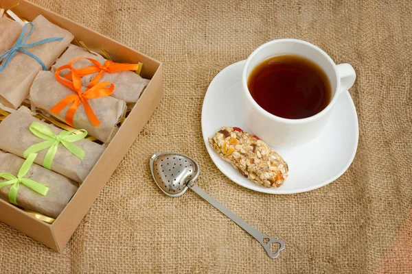 Teetasse, eine Tafel Müsli und Riegelschachteln. Sacktuch — Stockfoto