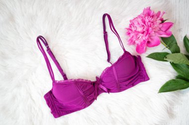 Beyaz kürk iki sutyen. Peonies buket. Moda kavramı