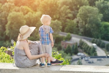 Anne ve oğlunun bir tepe üzerinde oturan ve mesafe içine arıyorum.