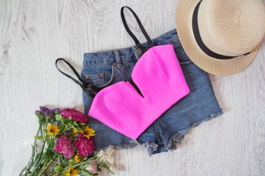 Kadın şapka, şort ve parlak top. Beyaz kürk, üstten görünüm