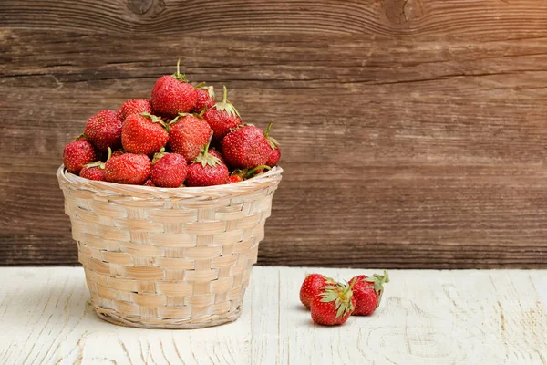 篮子成熟的草莓在一个木质的背景。文本空间 — 图库照片