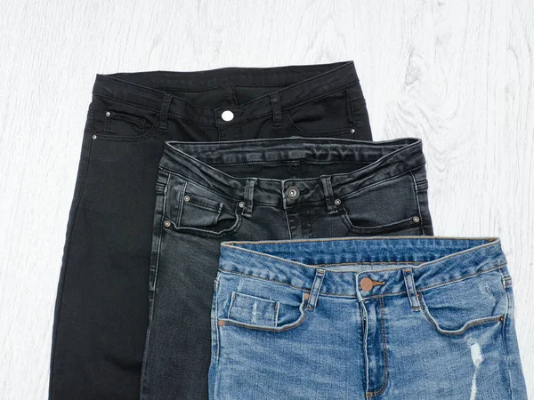 Modekonzept. Drei Jeans. Nahaufnahme — Stockfoto