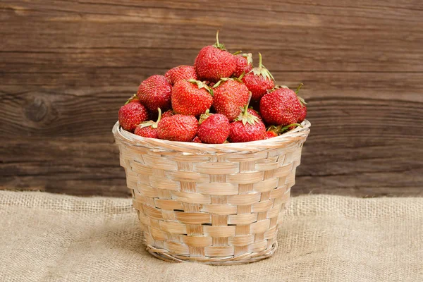 Cesta de fresas maduras sobre un saco. Espacio para texto — Foto de Stock