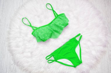 Kireç Yeşil mayo üzerinde beyaz kürk. Moda kavramı