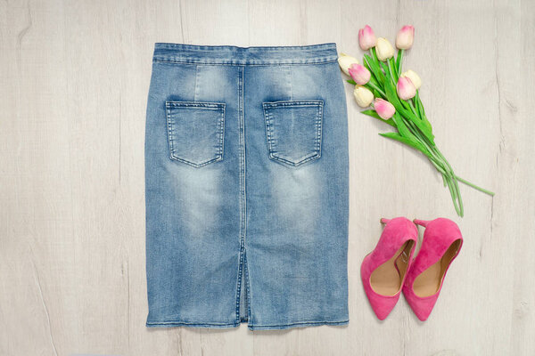 Джинсовая юбка, розовая обувь и букет тюльпанов
. 
