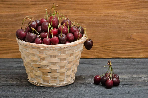 Kurv med kirsebær på et trebord. Kopirom – stockfoto