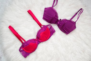 Beyaz kürk iki renkli sutyen. Moda kavramı