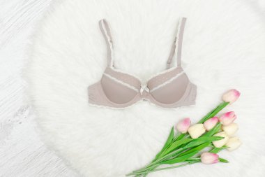 Beyaz kürk bej dantel sutyen. Pembe Lale. Moda kavramı.