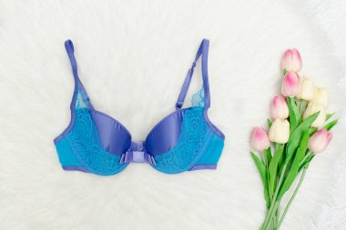 Beyaz kürk leylak sutyen. Pembe Lale. Moda kavramı.